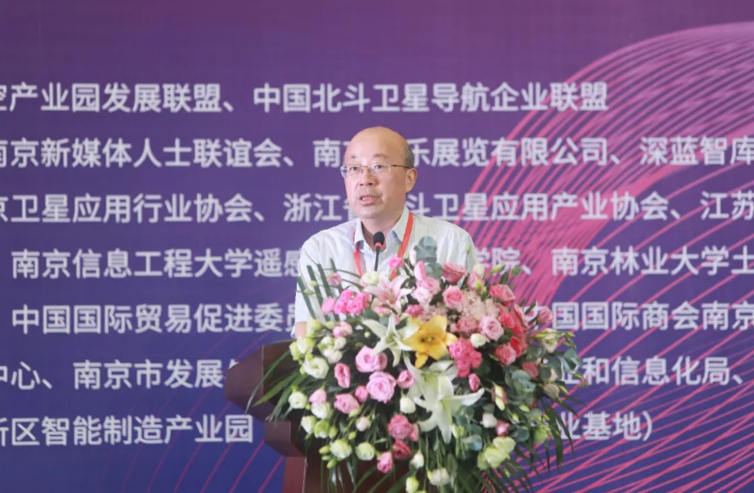 江蘇省測(cè)繪地理信息局局長(zhǎng)施建石登臺(tái)致辭 江蘇省測(cè)繪地理信息局局長(zhǎng)施建石登臺(tái)致辭